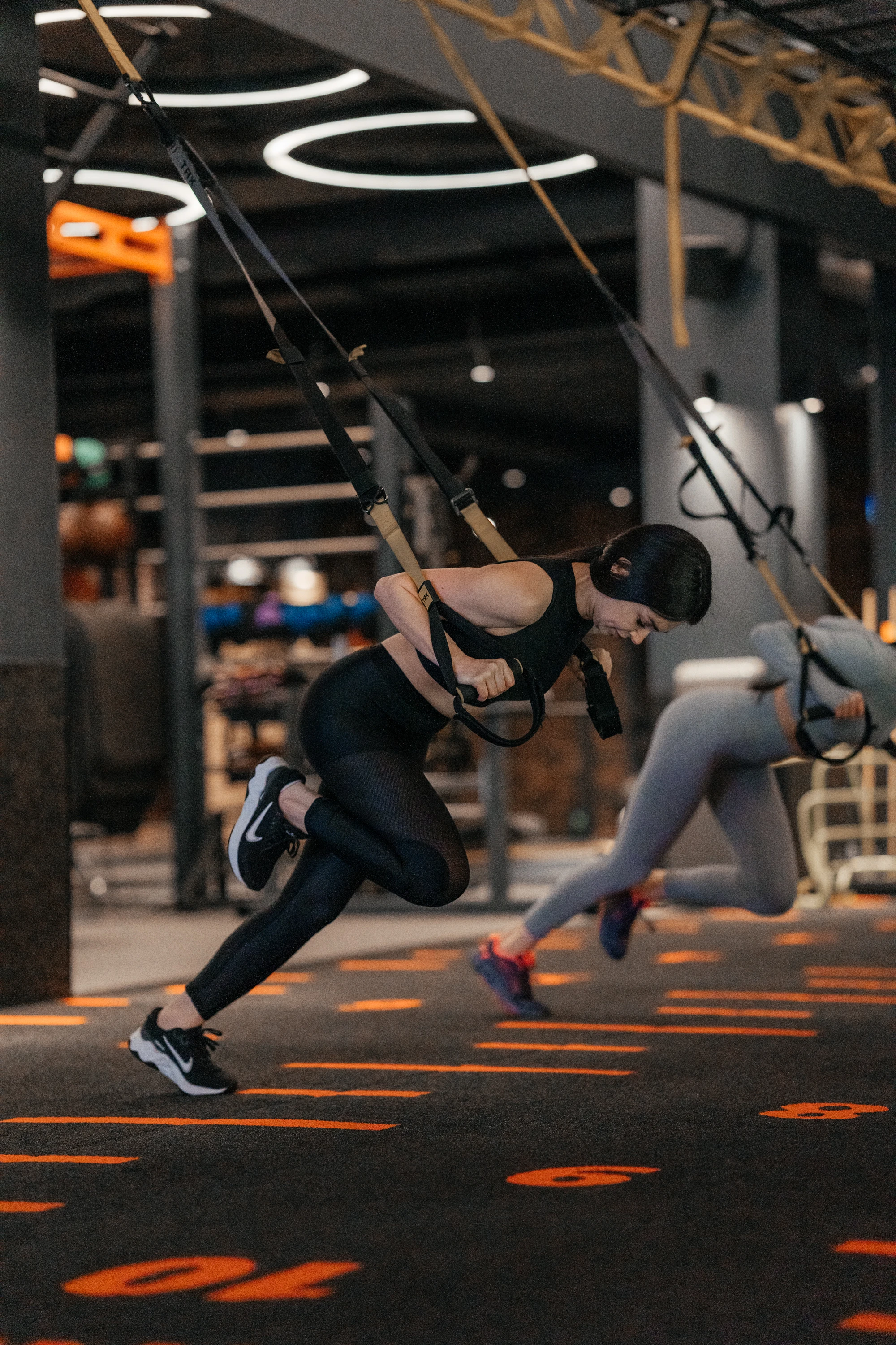 Жінки займаються спортом у групі