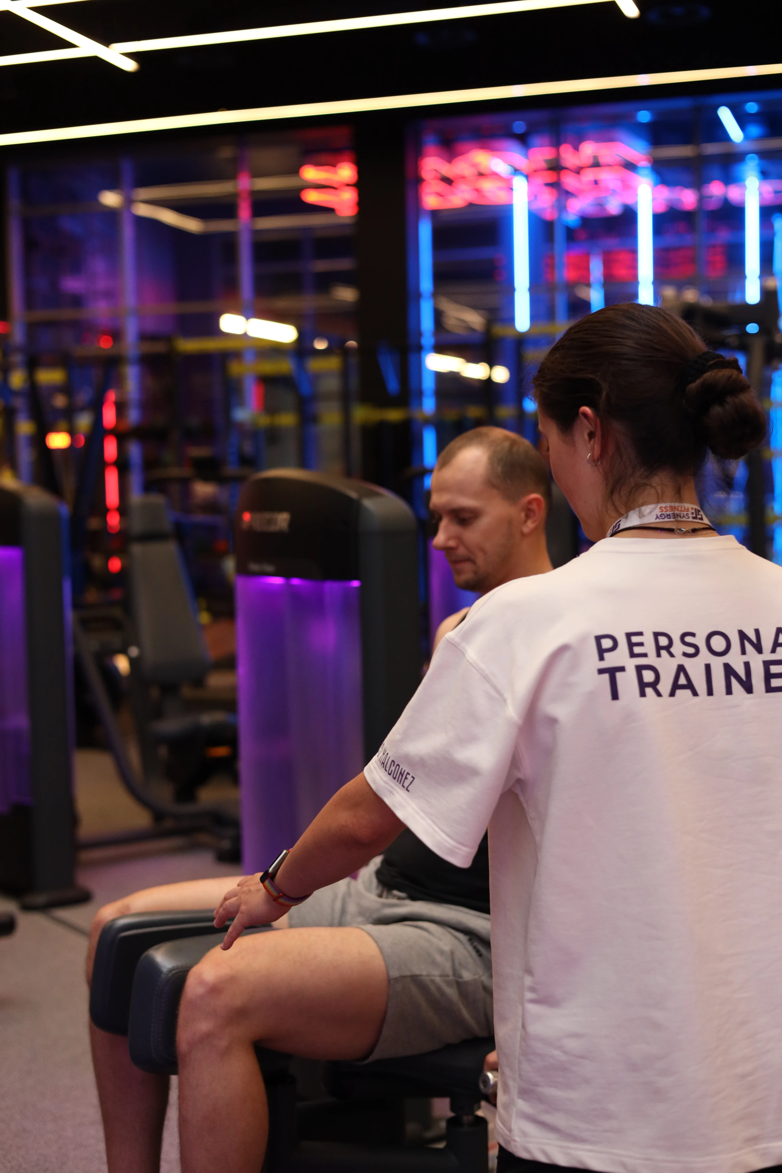 Тренер допомагає людині