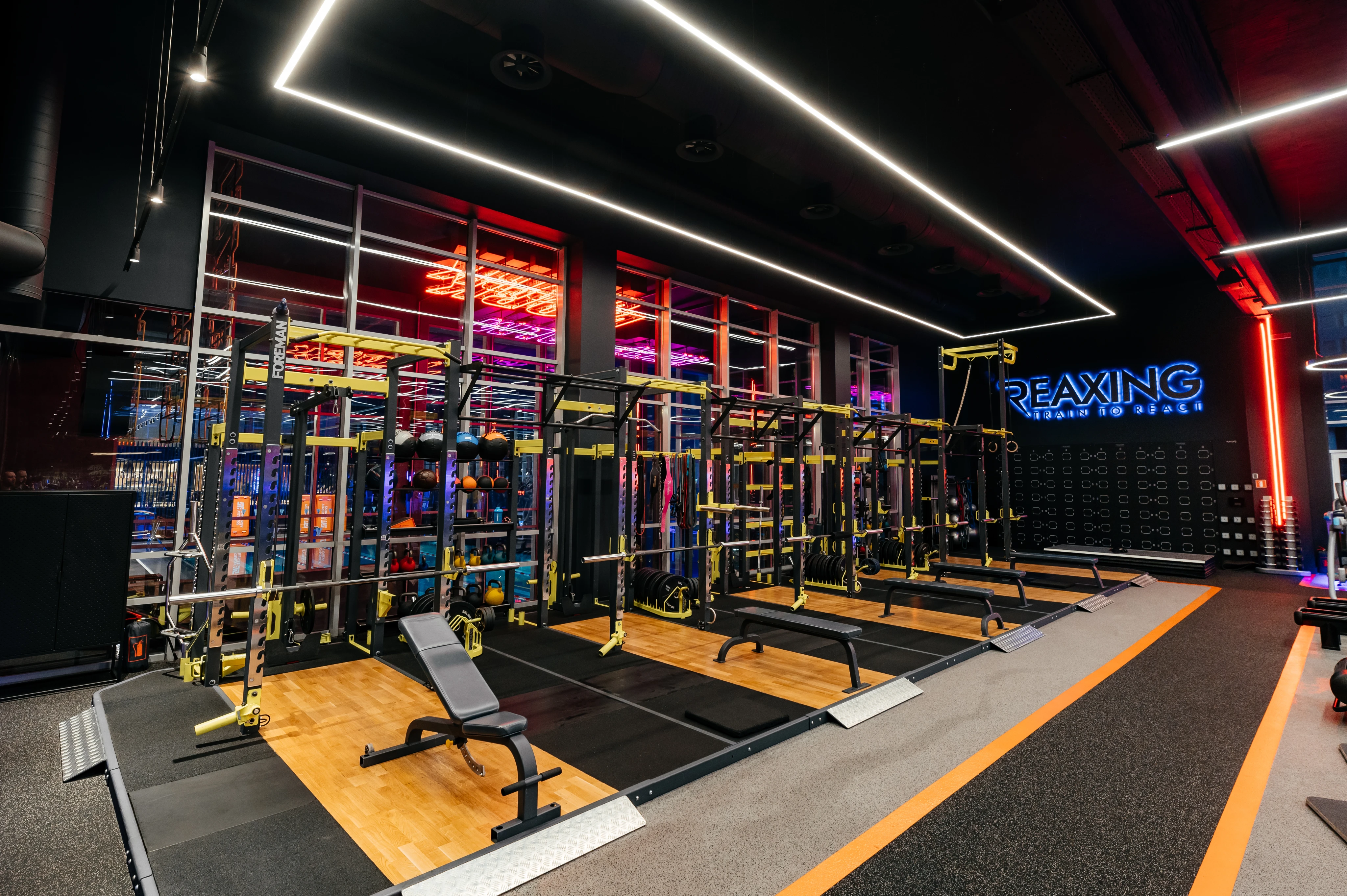 Жінки займаються спортом у групі