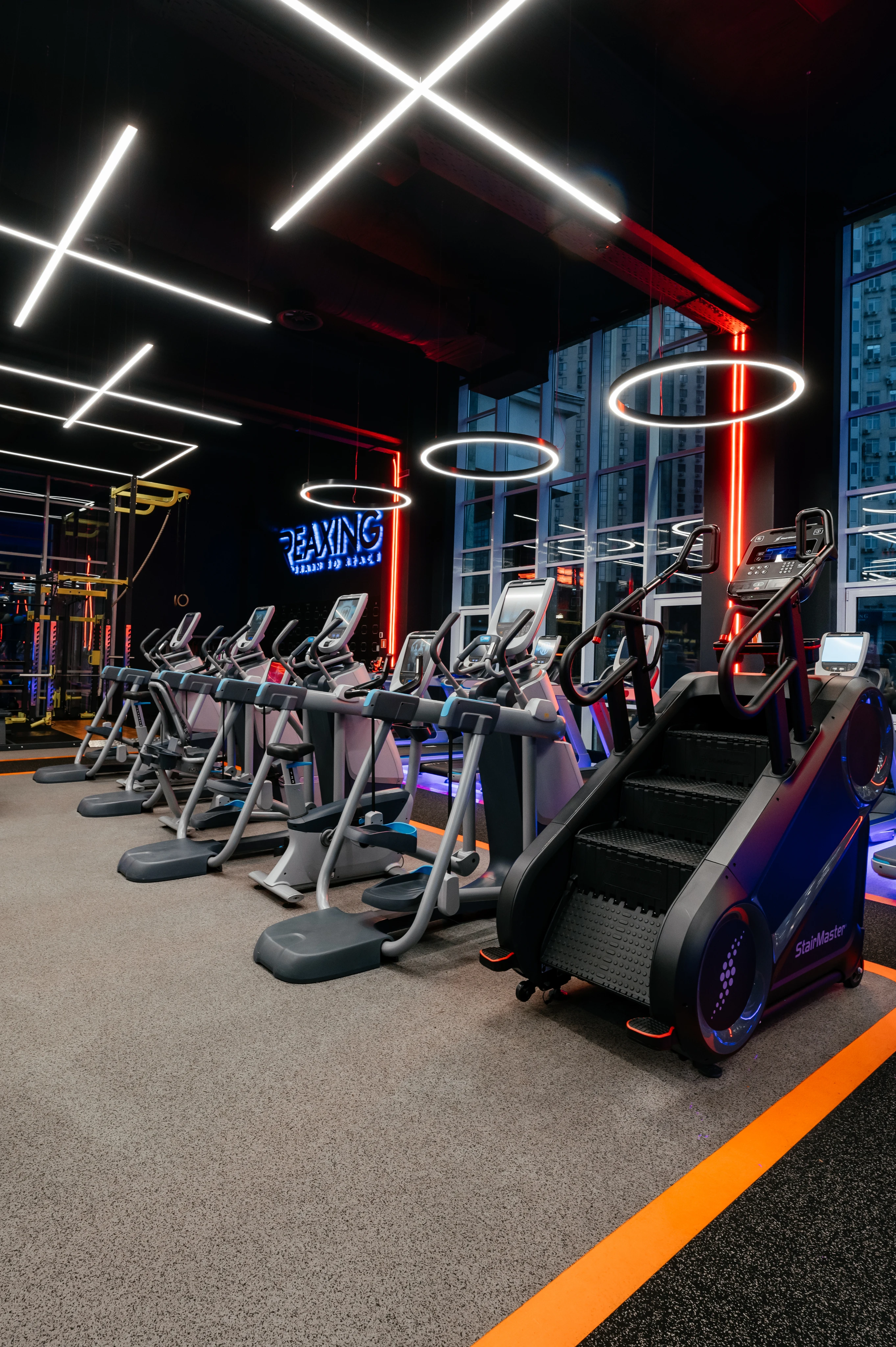 Тренажерна зала з сучасним обладнанням, світлою атмосферою та гарним освітленням