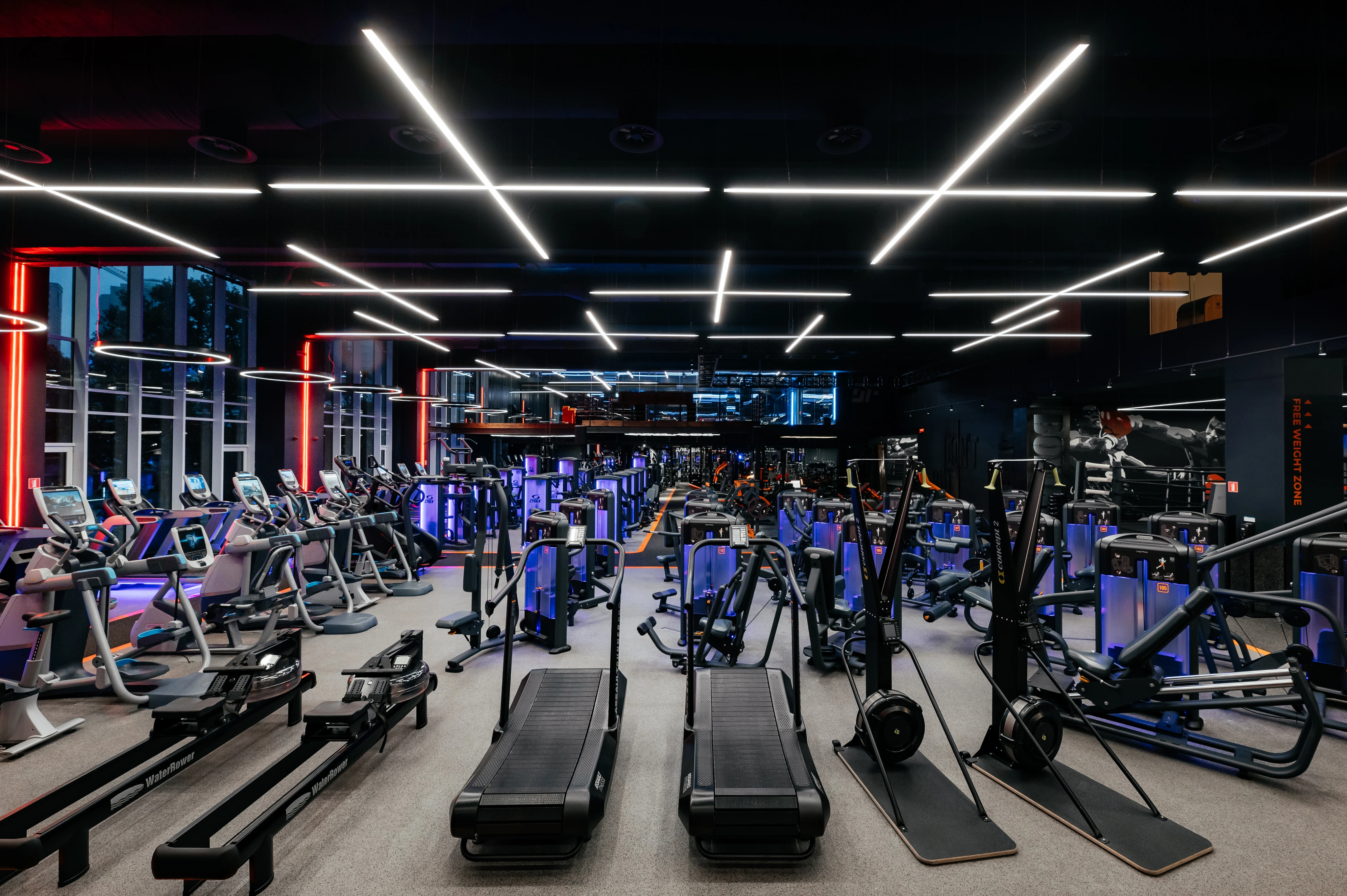 Тренажерна зала з сучасним обладнанням, світлою атмосферою та гарним освітленням